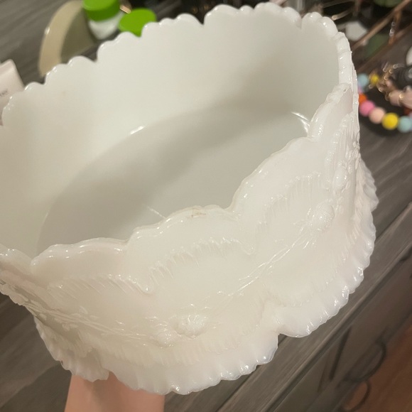 Milk glass rose bowl - Picture 5 of 7